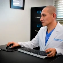 Foto de Dr. Alejandro Martínez Rueda médico, Oncología Médica en Tijuana