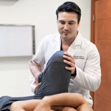 Foto de Dr. César Noé López, Ortopedia y Traumatología en Tijuana