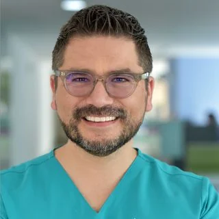 Dr. Rafael Domínguez Pérez Especialista en Medicina Crítica y Terapia Intensiva, Diabetólogo