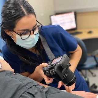 Foto de Dr. Ángela Rosales Sotomayor, Dermatología en Chihuahua