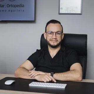 Foto de Dr. Israel Romo Aguilera, Ortopedia y Traumatología en Guadalajara