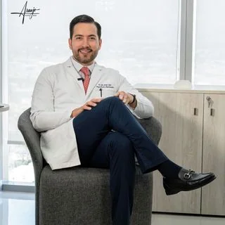 Foto de Dr. Adan Araujo López plástico, estético y cosmético, Cirugía Plástica y Reconstructiva en Querétaro