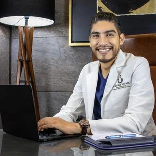 Foto de Dr. Enrique Serrano Cruz, Otorrinolaringología en Mérida